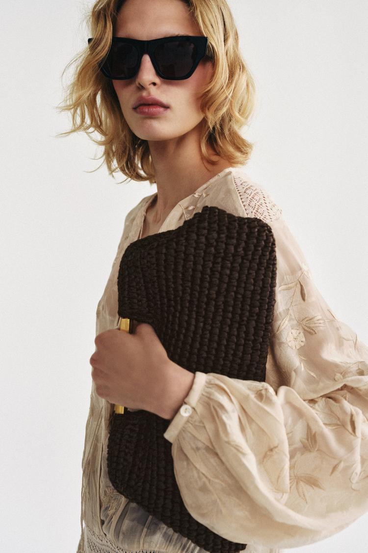 BOLSA CLUTCH COM CORPO TRANÇADO